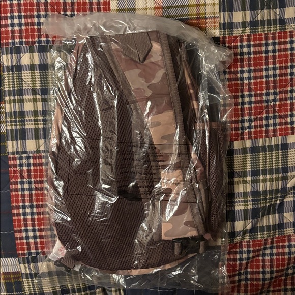 Eddie Bauer women’s ripstop Camouflage sling bag - Picture 2 of 4